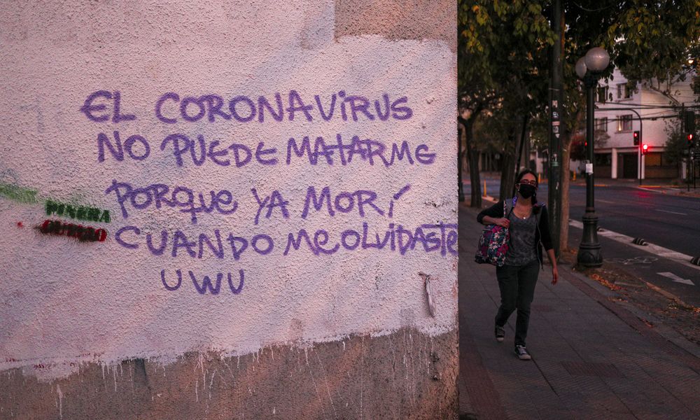 «Ο κορονοϊός δεν μπορεί να με σκοτώσει γιατί είμαι νεκρός από τότε που με άφησες»: σύνθημα στο Σαντιάγο της Χιλής (8 Απριλίου)